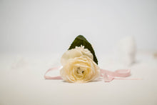 Charger l&#39;image dans la galerie, Boutonnière blanche
