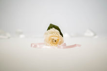 Charger l&#39;image dans la galerie, Boutonnière blanche
